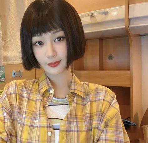 杨紫黄色格子衬衫出镜,齐眉刘海太飒,粉丝惊叹不已
