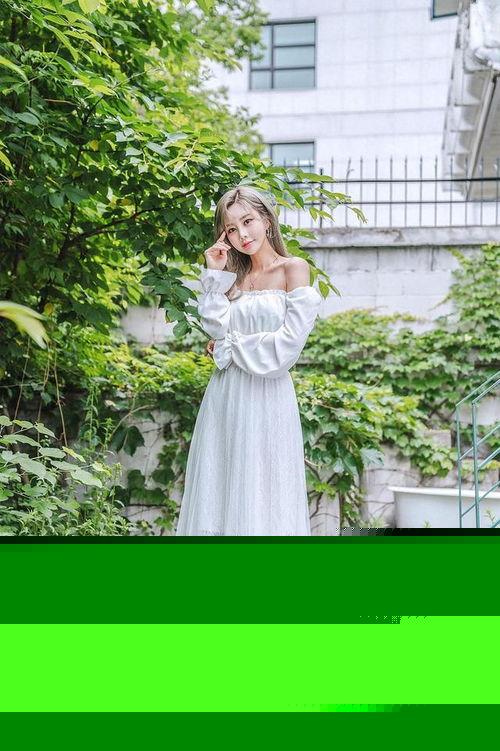 仙气飘飘的白色裙装,露出女生的锁骨和美背,看起来清纯又甜美