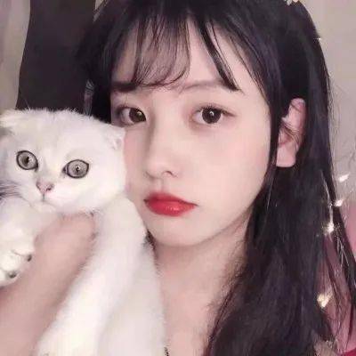 超漂亮的女生抱着萌宠合照头像