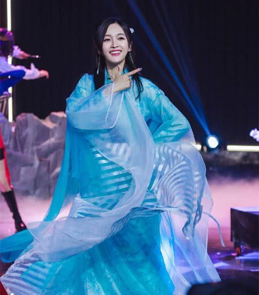 吴宣仪穿青衣古装,非常显她的气质,把她的仙气都给穿出来了