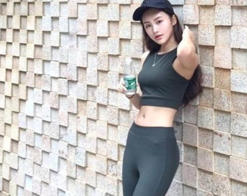 每日穿搭秀,大方优雅的打底裤美女,塑造完美腰身曲线