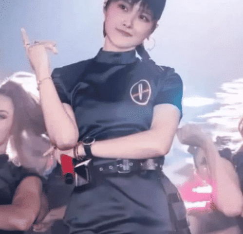 有种整容叫做李宇春脱离假小子,当她穿上13cm短裙后,网友a炸了
