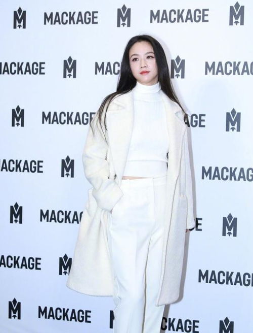 回归现代装的汤唯美翻了一身白色高级大气,长发红唇好有女人味
