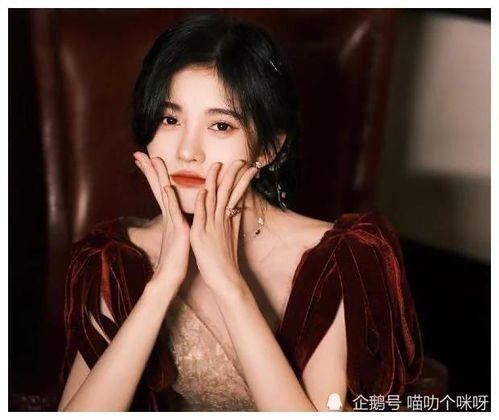 鞠婧祎红毯又赢了,本以为她的造型够惊艳了,这次却被身材抢镜