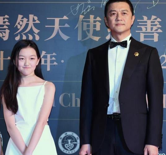 14岁李嫣露面,与汪峰女儿小苹果一同现身闺蜜豪宅派对