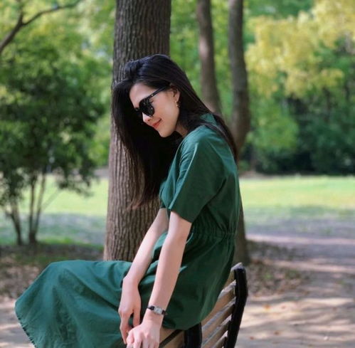 35岁后的女性要学会打扮自己,合适的裙装穿搭,透出骨子里的柔美