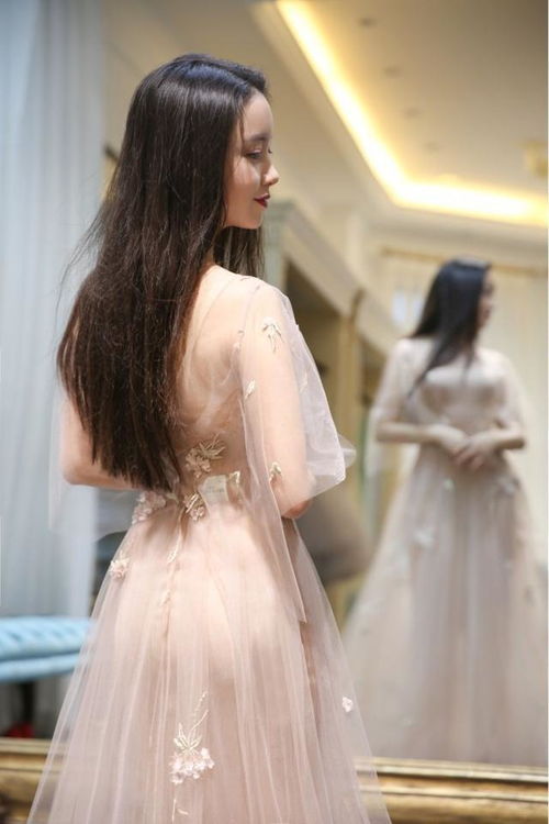除了白色主婚纱,这个甜美小妞把更多颜色婚纱穿出了仙气