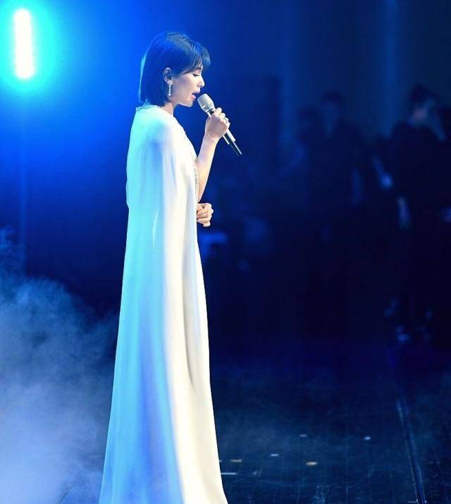 奇女子刘涛白色礼服配红唇,小女人也有高贵女王范