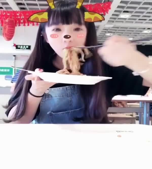 这么能吃的吃货美女宝宝,你愿意带回家吗
