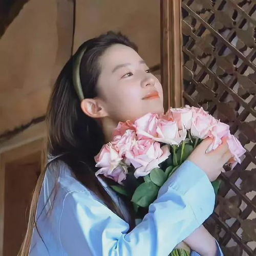 女生抱着一束花的头像柔韧度