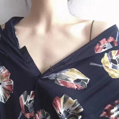 女生露肩露背头像蜕变