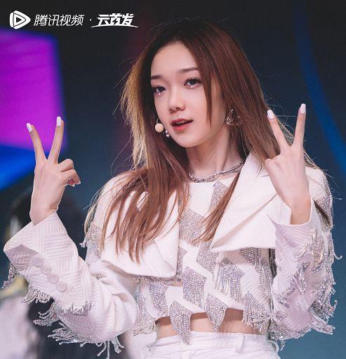 硬糖少女303首唱会,王艺瑾仙气飘飘,张艺凡好像在逃公主