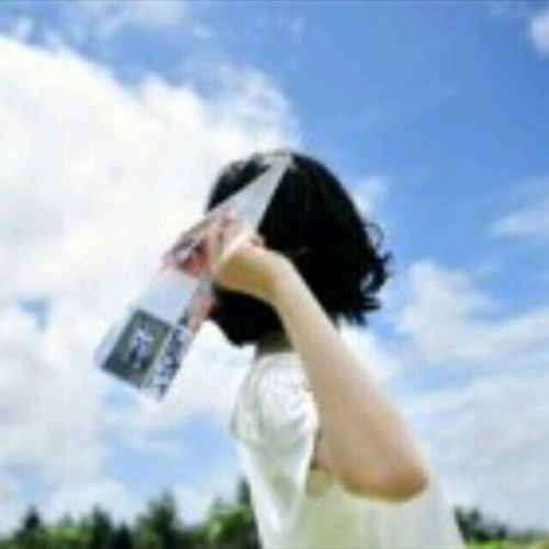 情侣头像,男生穿白衣服,手上拿纸飞机,这是女的,有谁知道男的嘛