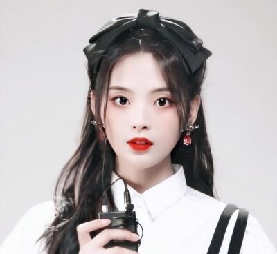 杨超越早期打工照曝出,少女感全无,蜡笔小新式眉毛分外抢镜