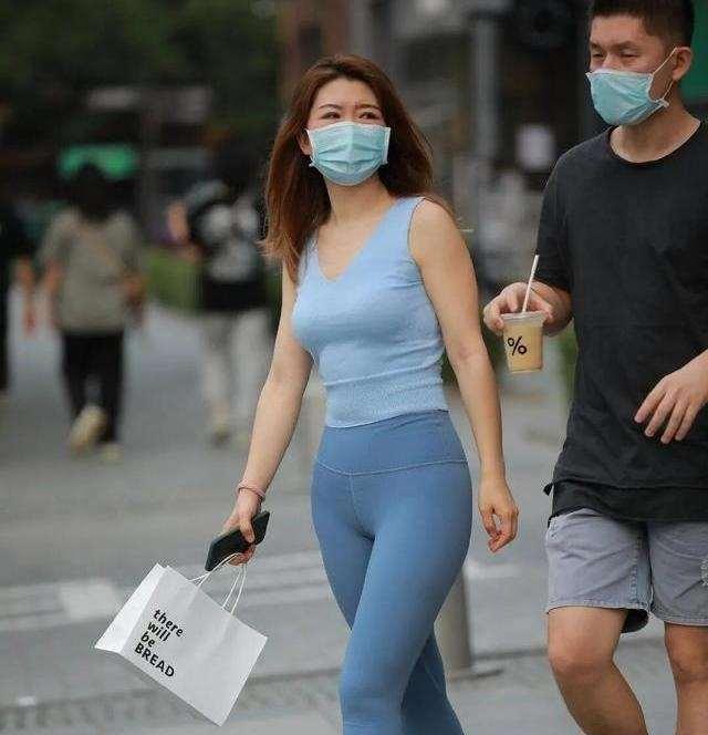 柔美多姿的打底裤美女,秀出了俏丽大方的美,霸气十足