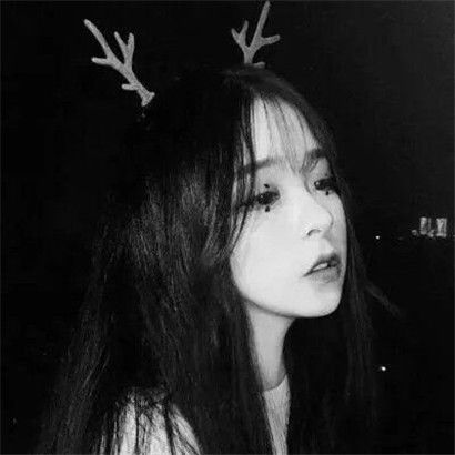 微信头像黑白伤感女生,时光一同苍老与时间赛跑