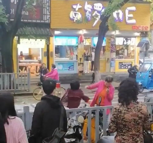 女孩街头打哭祖辈,气坏网友,教育专家提醒
