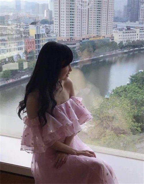 50岁周慧敏穿粉裙不,清瘦少女感十足,丝毫不减当年风采