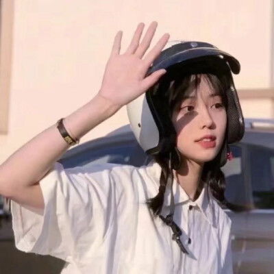 戴头盔的女生头像真人超好看日益努力而后风生水起