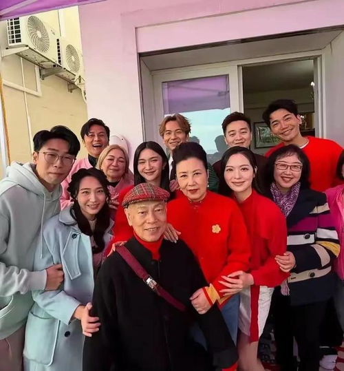 77岁汪明荃央视春晚压轴登场,无儿无女却有一屋人跪地给她拜年