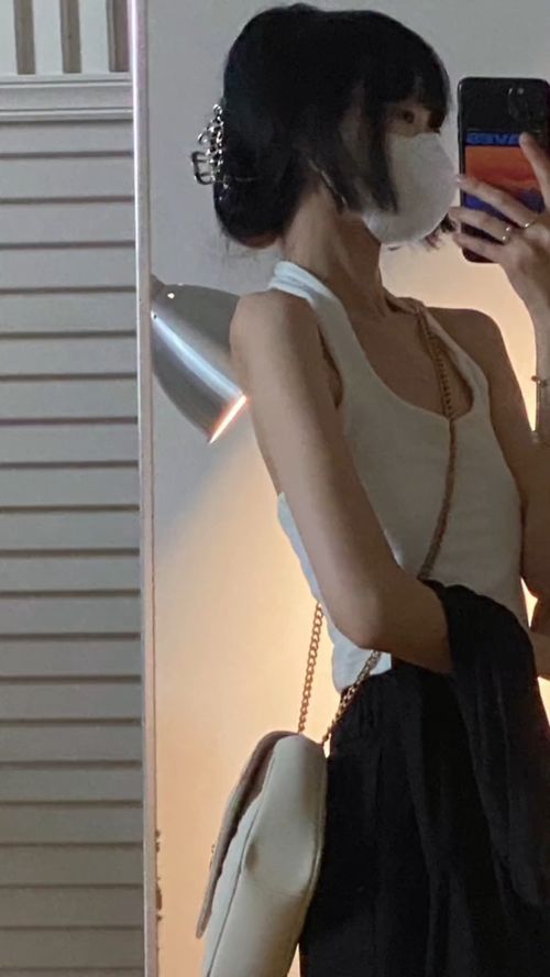 夏日清冷氛围感美女,只需要一件挂脖吊带