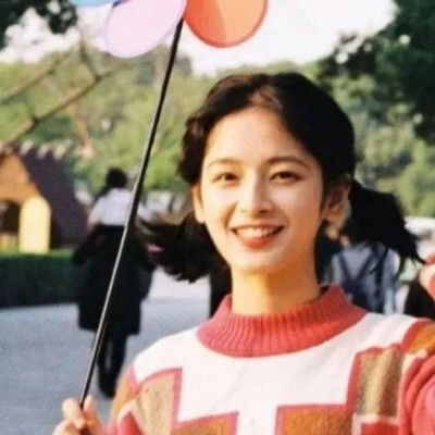 爱笑的女孩海风吹不散玫瑰,月色难逃皎皎