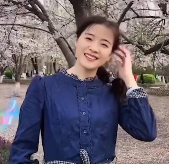 河南一姥姥带娃常被误认为是亲妈,网友看到照片后惊叹太少女了