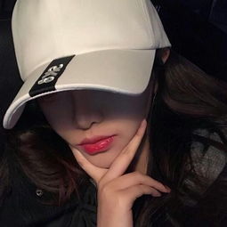 戴帽子女生头像