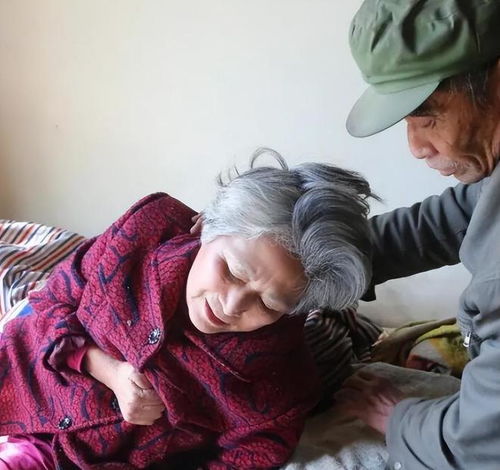 回顾陕西女子专职给老人服务,一次2小时能挣500块,最怕被误解