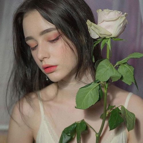 有没有像这样的头像,手拿花的
