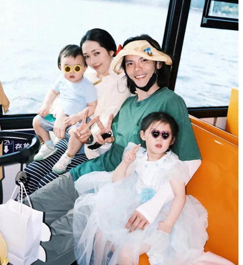 向佐郭碧婷现身机场,向华强对孙子爱不释手,一双儿女被赞颜值高