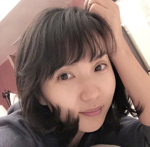 万人迷陈好一家外出聚餐,富豪老公应酬不断,一旁小男孩身份成疑