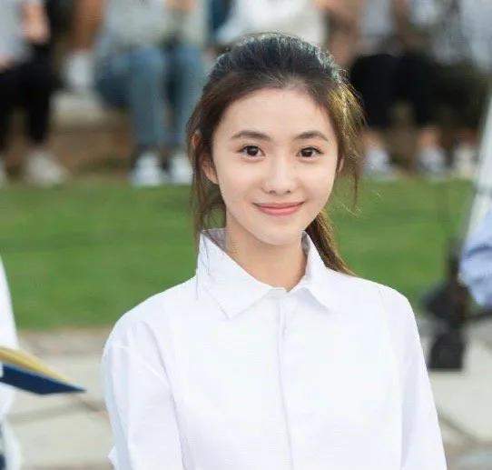 刘浩存老谋子喜欢她的干净,与第三代谋女郎共用一位顶流男主
