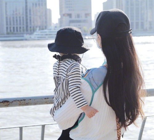 网友偶遇唐嫣接女儿,女儿首度曝光,走路可爱像妈妈