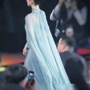 一眼万年刘诗诗晒背影照秀行程,尽显少女质感,仪态绝美