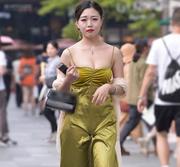 气质女孩就爱穿裙子,一身白色包臀裙搭配,轻松凸显迷人好身材