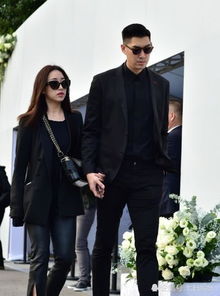 高以翔女友戴情侣尾戒一路相随,离开时墨镜遮面也难掩悲伤