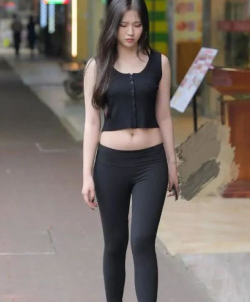 街拍名嫒美姝的美女,一条浅色的连衣裙,时尚美丽大方气质