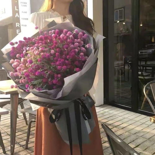 女生手捧鲜花头像