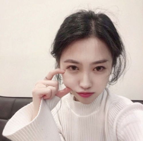 两性交往,女生暗示你主动追求她,才会有三个小动作