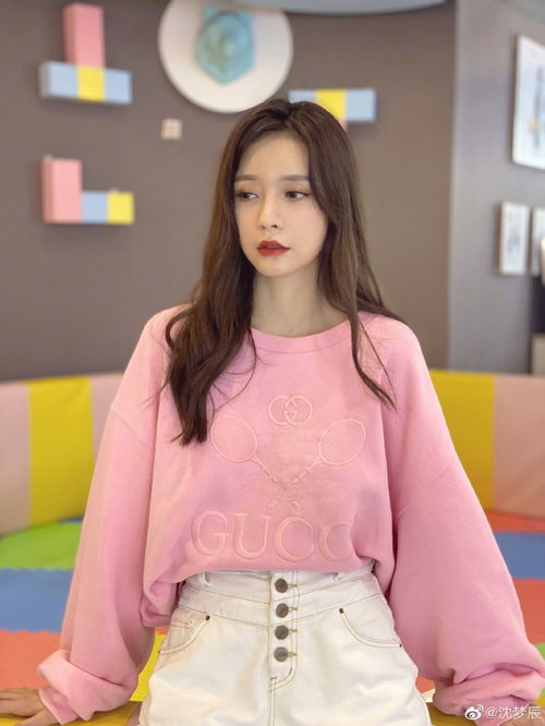 组图沈梦辰分享粉色系look美照穿卫衣搭短裤眼神温柔淑女