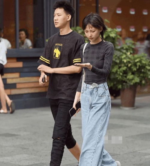 年轻美女街拍简约不简单的美女,就能穿出青春洋溢的气息