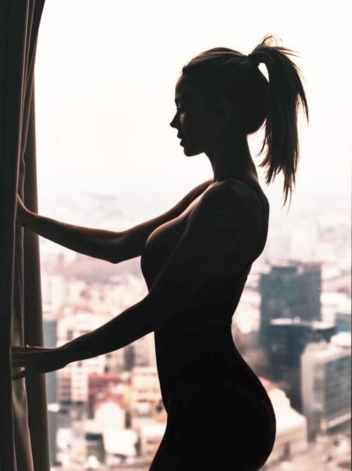 球场失意情场得意卡里乌斯新女友晒绝美剪影,美得毫无死角图
