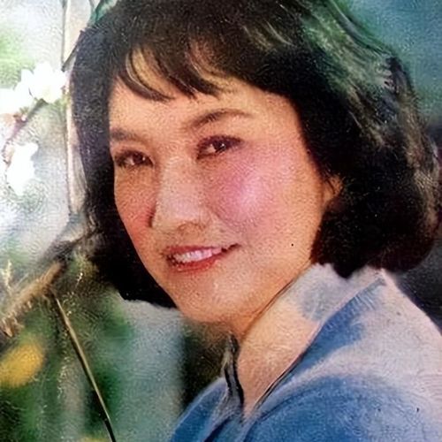 定居美国10余年,78岁却回国捞金,她凭啥被称人民艺术家