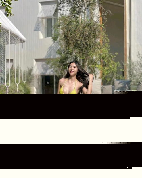 自然之美,林间小道上漫步的比基尼美女