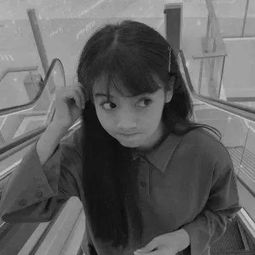 黑白女生头像有点丧,有点唯美