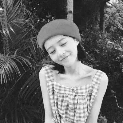 黑白女生头像有点丧,有点唯美