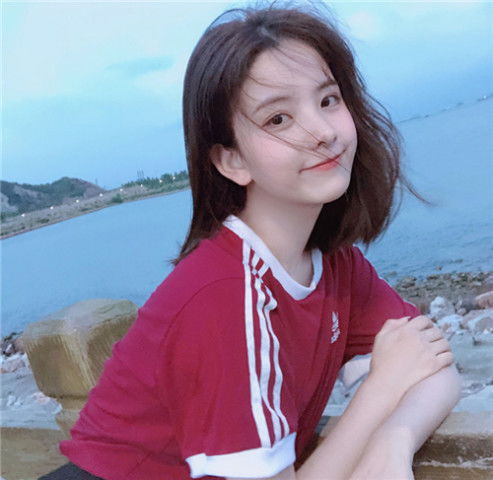 马尾辫真被嫌弃了,春天流行微风系短发,搭校服超吸睛