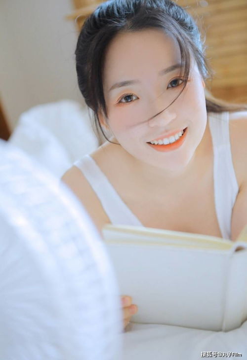 性感美女时尚写真呆萌少女杏眼红唇娇憨可爱,清纯甜美迷人