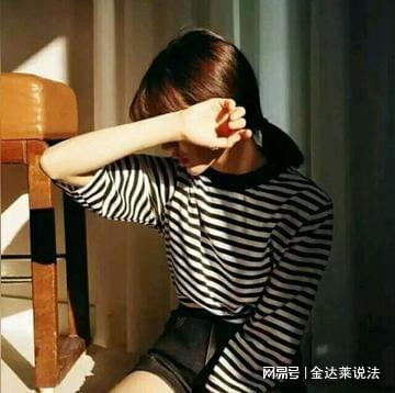 单亲母亲带女儿骑车遇车祸死亡获赔76万元,却被前男友要求平分